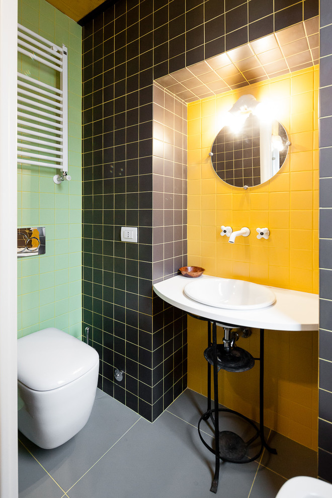 Idee per una piccola stanza da bagno minimal con piastrelle gialle, piastrelle nere, piastrelle verdi, piastrelle in pietra e lavabo sospeso