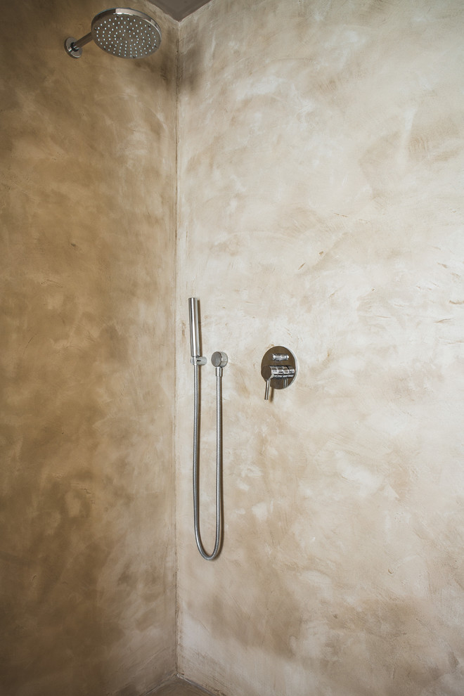 Esempio di una piccola stanza da bagno con doccia contemporanea con ante beige, doccia a filo pavimento, WC monopezzo, pareti beige, lavabo a bacinella e pavimento beige