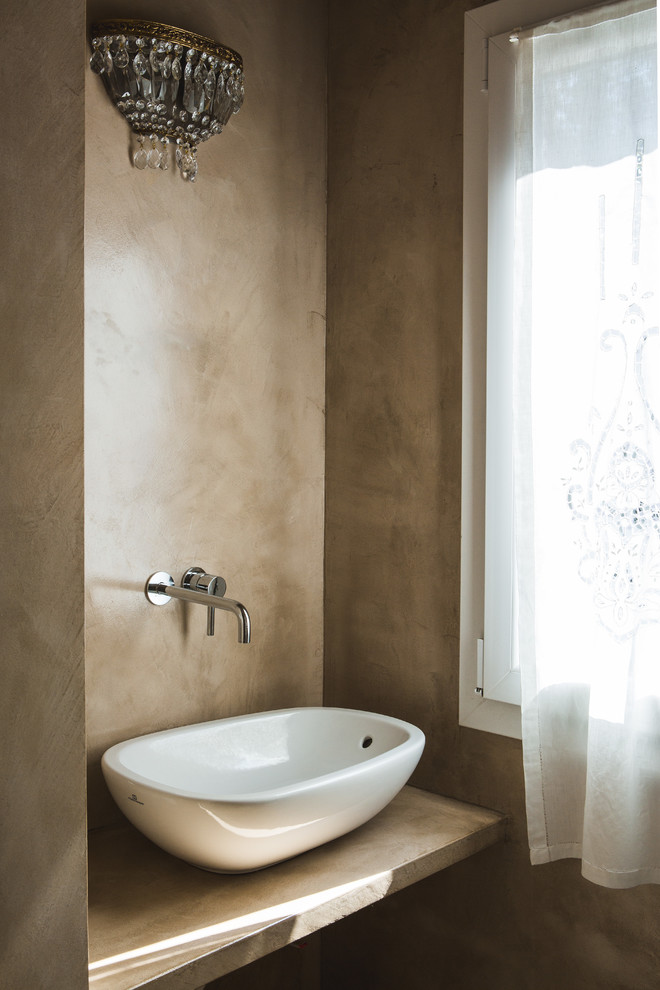 Foto de cuarto de baño actual pequeño con puertas de armario beige, paredes beige, aseo y ducha, lavabo sobreencimera y suelo beige