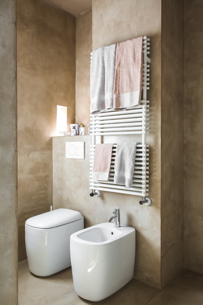 Idee per una piccola stanza da bagno con doccia contemporanea con ante beige, doccia a filo pavimento, WC monopezzo, pareti beige, lavabo a bacinella e pavimento beige