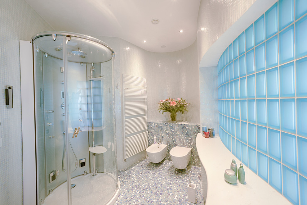 Exempel på ett stort modernt badrum med dusch, med en bidé, flerfärgad kakel, mosaik, vita väggar, mosaikgolv och flerfärgat golv