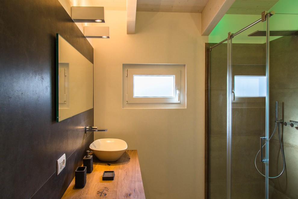 Modelo de cuarto de baño actual con ducha esquinera y aseo y ducha