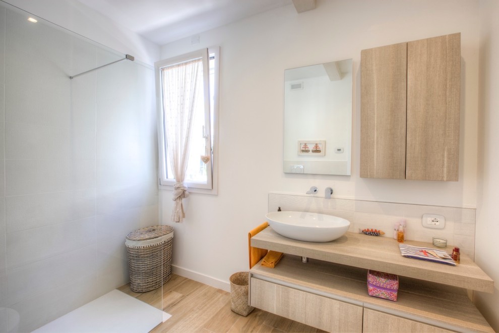 Свежая идея для дизайна: ванная комната в средиземноморском стиле с открытым душем - отличное фото интерьера