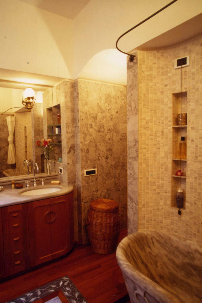 Exempel på ett mellanstort klassiskt grå grått en-suite badrum, med luckor med infälld panel, skåp i mörkt trä, vit kakel, marmorkakel, vita väggar, mörkt trägolv, ett undermonterad handfat, marmorbänkskiva och brunt golv