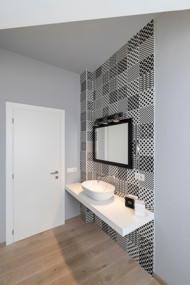Immagine di una stanza da bagno padronale design di medie dimensioni con pistrelle in bianco e nero, pareti grigie, parquet chiaro, lavabo a bacinella, top in legno e un lavabo