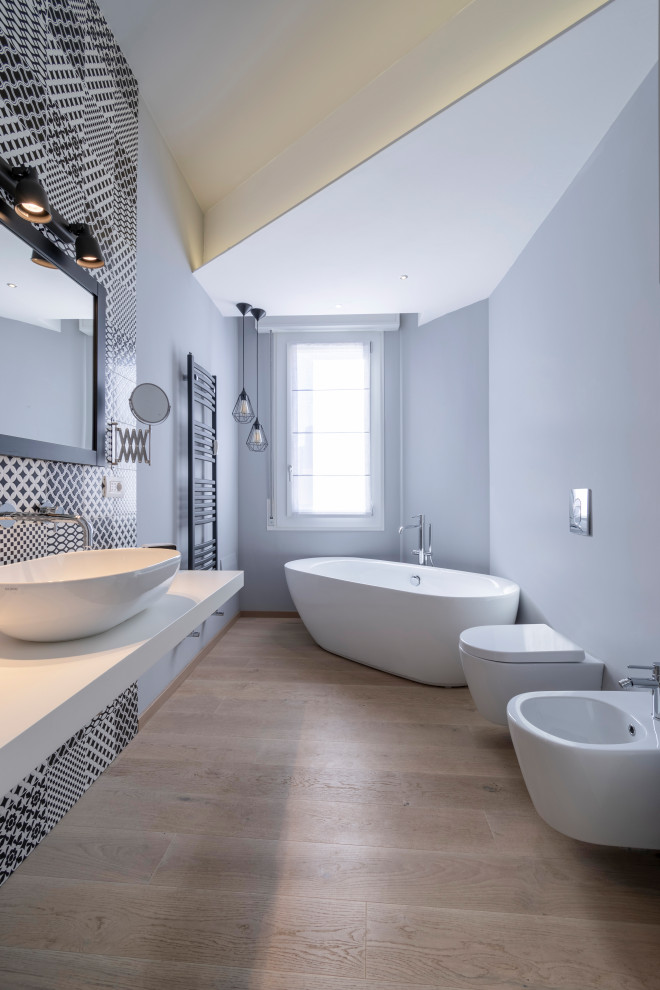 Idées déco pour une salle de bain principale contemporaine de taille moyenne avec une baignoire indépendante, WC suspendus, un carrelage noir et blanc, des carreaux de porcelaine, un mur gris, parquet clair, une vasque, meuble simple vasque, meuble-lavabo suspendu et un plafond décaissé.