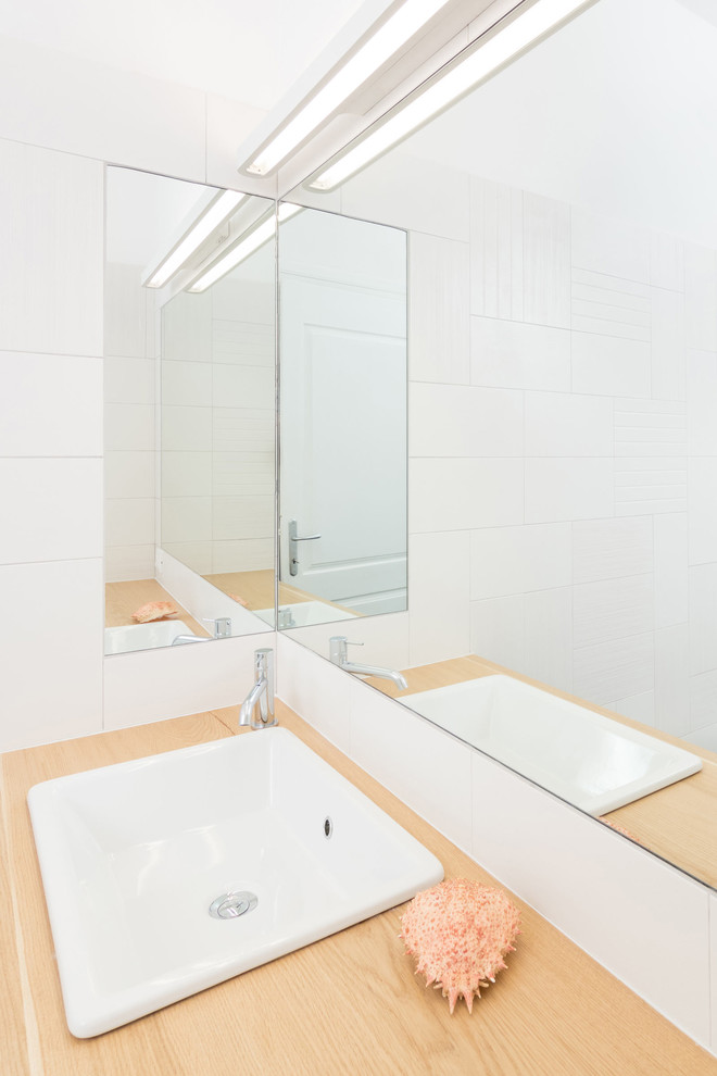 Idee per una stanza da bagno design con piastrelle in ceramica, pareti bianche e top in legno