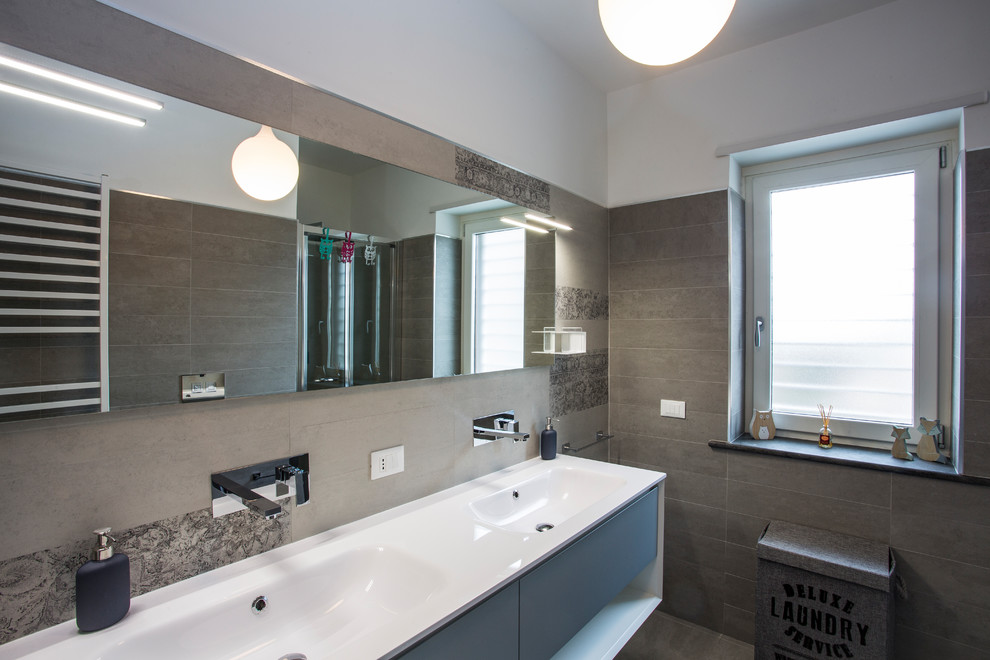 Modern inredning av ett litet en-suite badrum, med släta luckor, beige skåp, en dusch i en alkov, en bidé, keramikplattor, beige väggar, ett integrerad handfat och dusch med skjutdörr