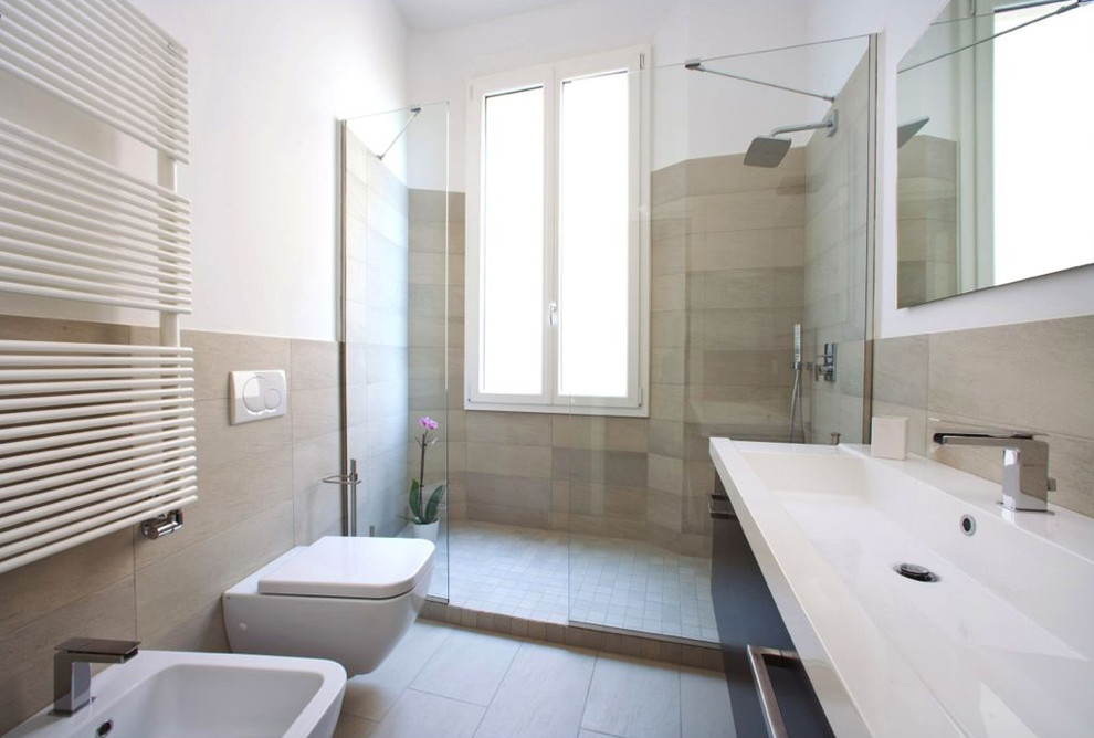 Bild på ett funkis badrum, med ett avlångt handfat, släta luckor, svarta skåp, en dusch i en alkov, en vägghängd toalettstol, beige kakel och vita väggar