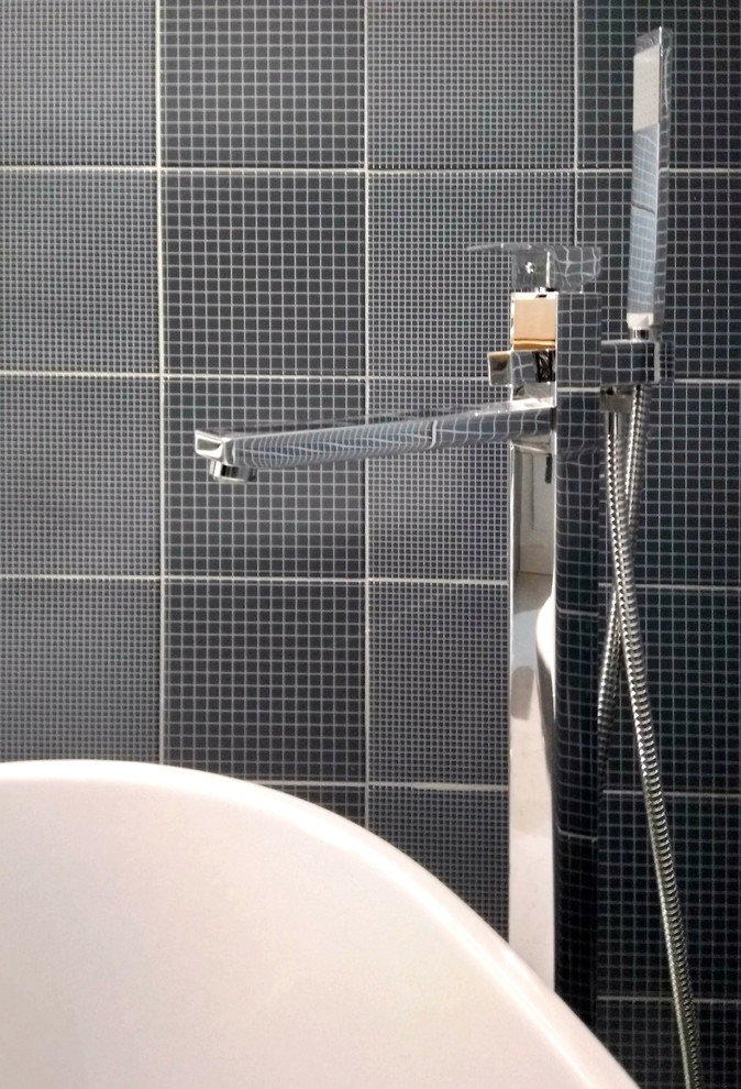 Idee per una stanza da bagno padronale minimal di medie dimensioni con vasca freestanding, piastrelle bianche, piastrelle in ceramica, pareti blu, pavimento in gres porcellanato e lavabo a bacinella