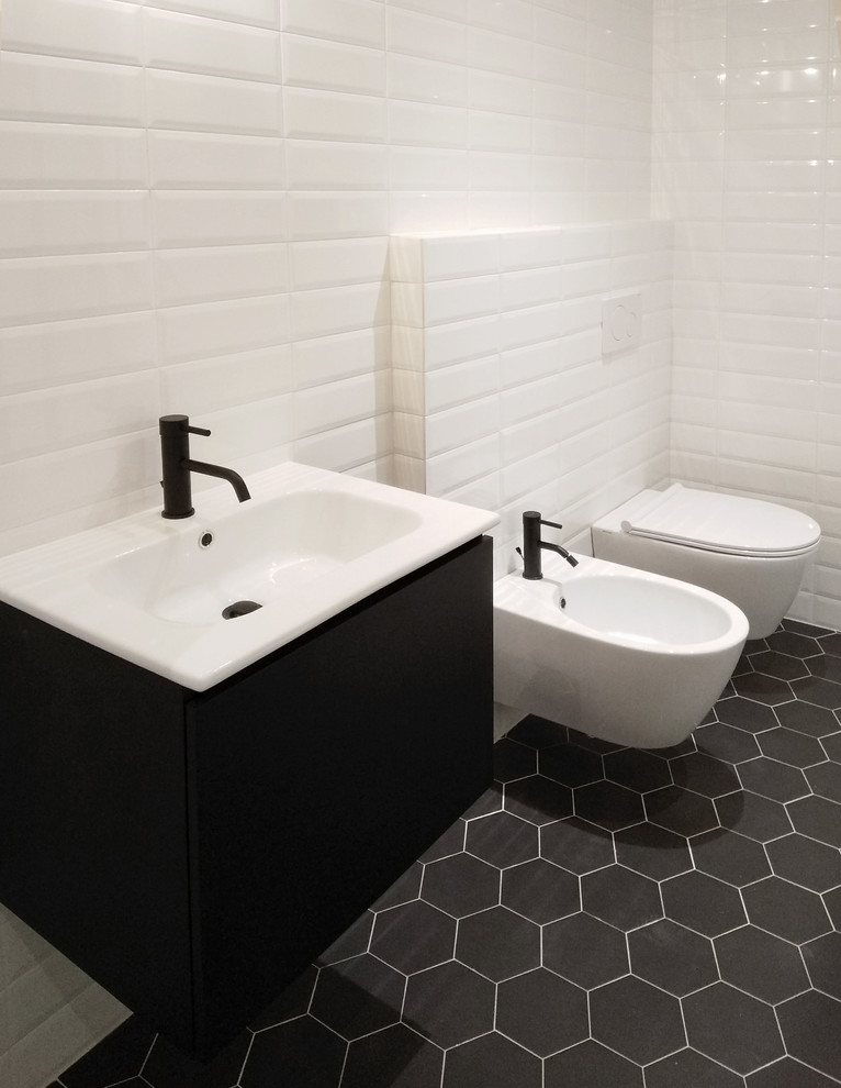 Idee per una piccola stanza da bagno con doccia contemporanea con doccia ad angolo, piastrelle bianche, piastrelle in ceramica, pareti bianche, pavimento con piastrelle in ceramica e pavimento nero