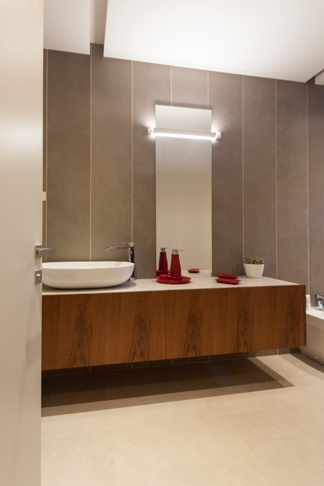 Foto di una grande stanza da bagno con doccia contemporanea con ante lisce, ante in legno scuro, piastrelle grigie, piastrelle in ceramica, top piastrellato e top beige