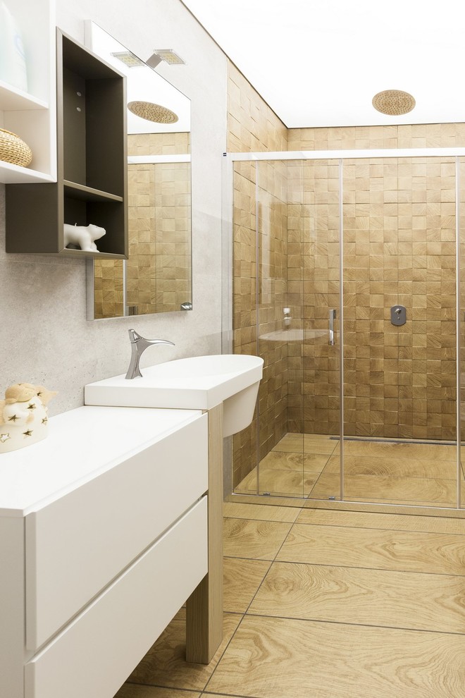 Exempel på ett mellanstort modernt badrum med dusch, med släta luckor, vita skåp, en dubbeldusch, porslinskakel, vita väggar, klinkergolv i porslin, ett väggmonterat handfat och dusch med skjutdörr