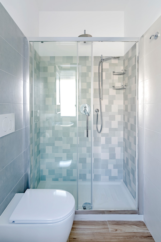 Cette image montre une petite salle de bain design avec WC séparés, un carrelage vert, des carreaux de céramique, un mur blanc, un sol en carrelage imitation parquet, un lavabo suspendu, une cabine de douche à porte coulissante et meuble simple vasque.