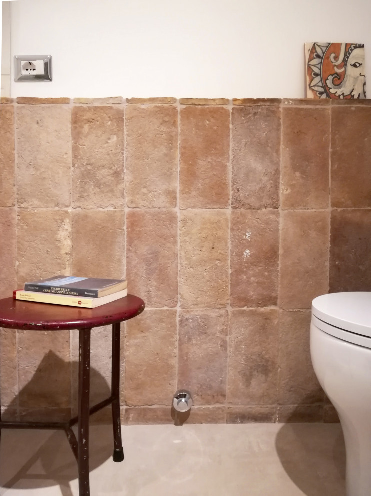 На фото: маленькая ванная комната со стиральной машиной в стиле фьюжн с светлыми деревянными фасадами, открытым душем, раздельным унитазом, керамогранитной плиткой, белыми стенами, темным паркетным полом, душевой кабиной, настольной раковиной, столешницей из дерева, коричневым полом, душем с раздвижными дверями, коричневой столешницей, тумбой под одну раковину, подвесной тумбой и кирпичными стенами для на участке и в саду