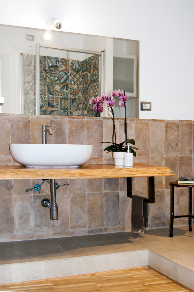 Idéer för att renovera ett litet eklektiskt brun brunt badrum med dusch, med skåp i ljust trä, en öppen dusch, en toalettstol med separat cisternkåpa, porslinskakel, vita väggar, mörkt trägolv, ett fristående handfat, träbänkskiva, brunt golv och dusch med skjutdörr