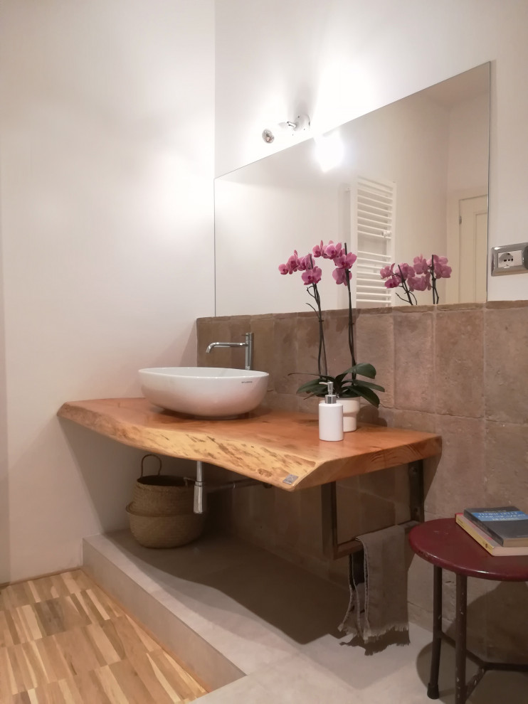 Exempel på ett litet eklektiskt brun brunt badrum med dusch, med skåp i ljust trä, en öppen dusch, en toalettstol med separat cisternkåpa, porslinskakel, vita väggar, mörkt trägolv, ett fristående handfat, träbänkskiva, brunt golv och dusch med skjutdörr