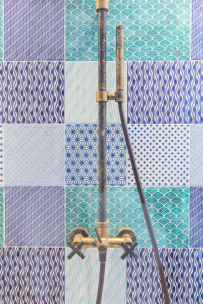 Ispirazione per una stanza da bagno stile marino con doccia a filo pavimento, piastrelle multicolore, piastrelle in ceramica e pareti multicolore