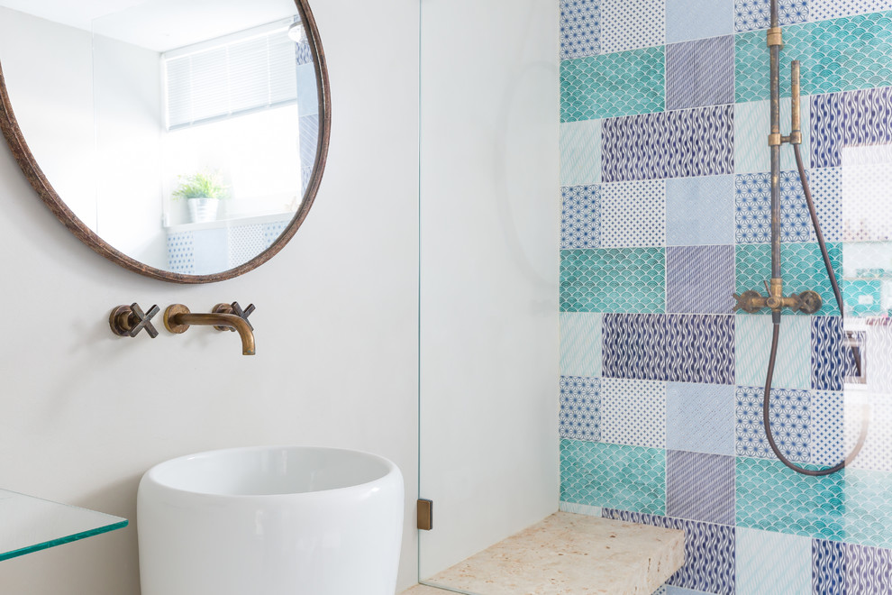Foto di una stanza da bagno costiera con piastrelle multicolore, piastrelle in ceramica e lavabo a colonna