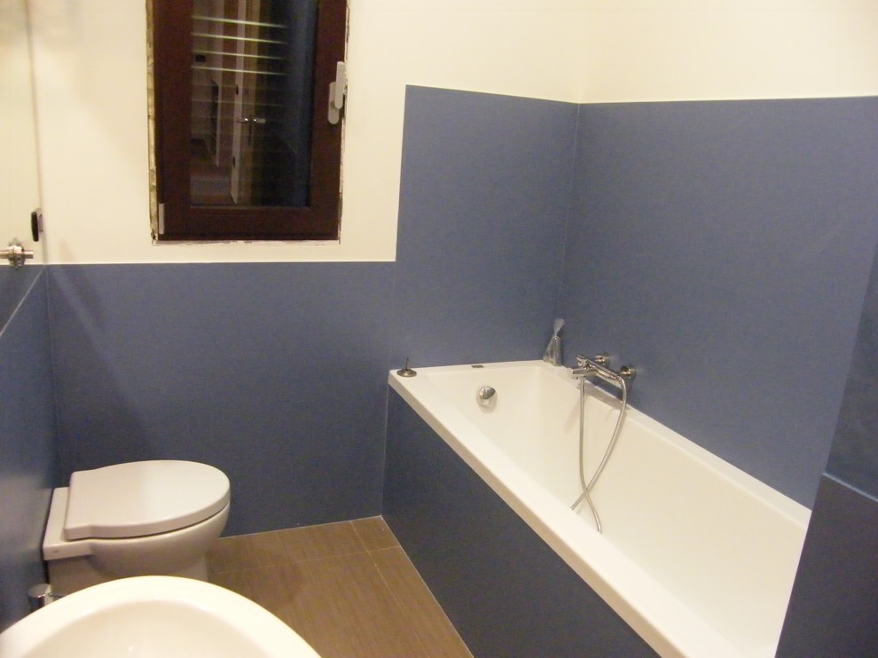 Foto di una stanza da bagno contemporanea di medie dimensioni con ante blu, WC a due pezzi, piastrelle blu, piastrelle in gres porcellanato, pareti bianche, pavimento in gres porcellanato, lavabo a bacinella, top piastrellato e pavimento beige
