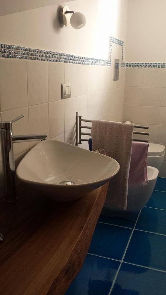 ナポリにあるビーチスタイルのおしゃれな浴室の写真