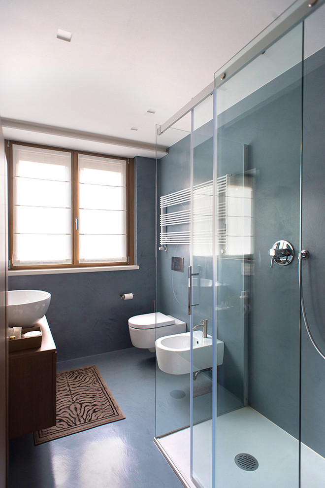 Idee per una stanza da bagno con doccia contemporanea di medie dimensioni con ante in legno chiaro, doccia a filo pavimento, WC a due pezzi, piastrelle blu, pareti blu e lavabo a bacinella