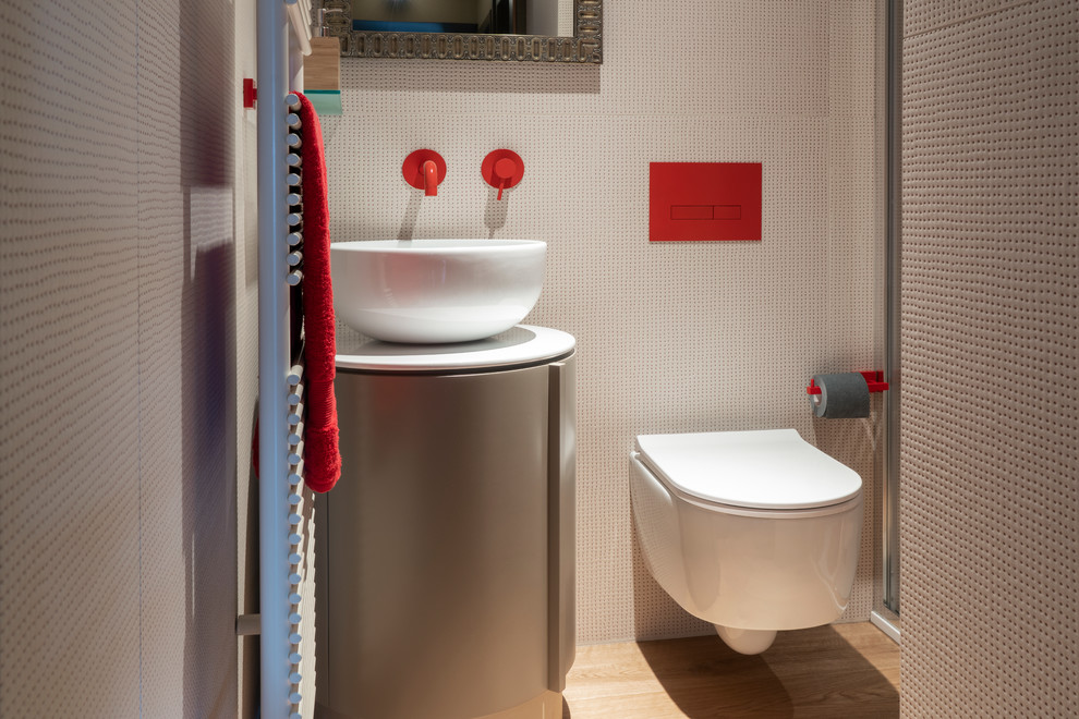Immagine di una piccola stanza da bagno con doccia design con WC sospeso, piastrelle bianche, pareti bianche, pavimento in legno massello medio e pavimento marrone