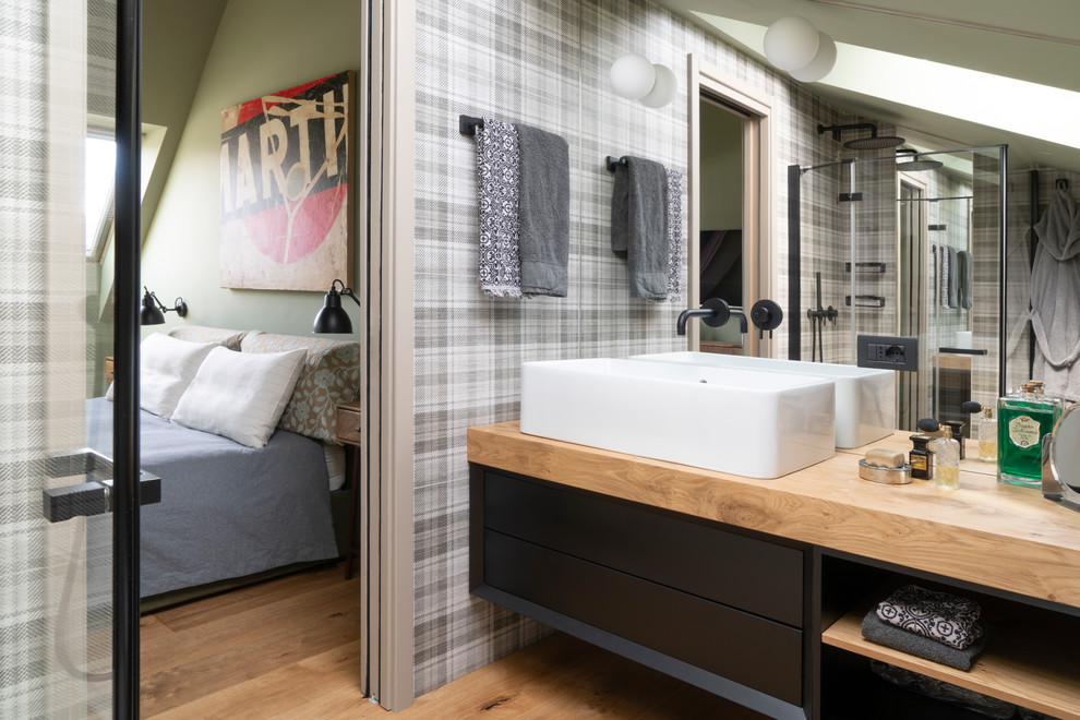 Modelo de cuarto de baño contemporáneo de tamaño medio con baldosas y/o azulejos blancas y negros, suelo de madera en tonos medios, aseo y ducha, encimera de madera y suelo marrón