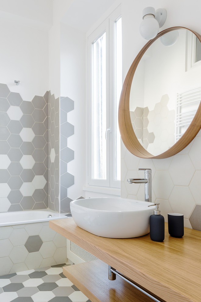 Inspiration för ett funkis brun brunt badrum med dusch, med klinkergolv i keramik, flerfärgat golv, öppna hyllor, ett platsbyggt badkar, grå kakel, vit kakel, vita väggar, ett fristående handfat och träbänkskiva