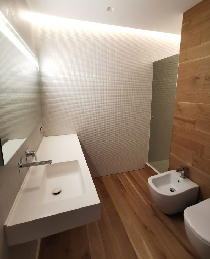 This is an example of a modern bathroom in Naples.
