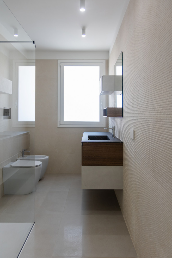 Modern inredning av ett stort en-suite badrum, med skåp i mörkt trä, en kantlös dusch, beige kakel, porslinskakel och luckor med profilerade fronter