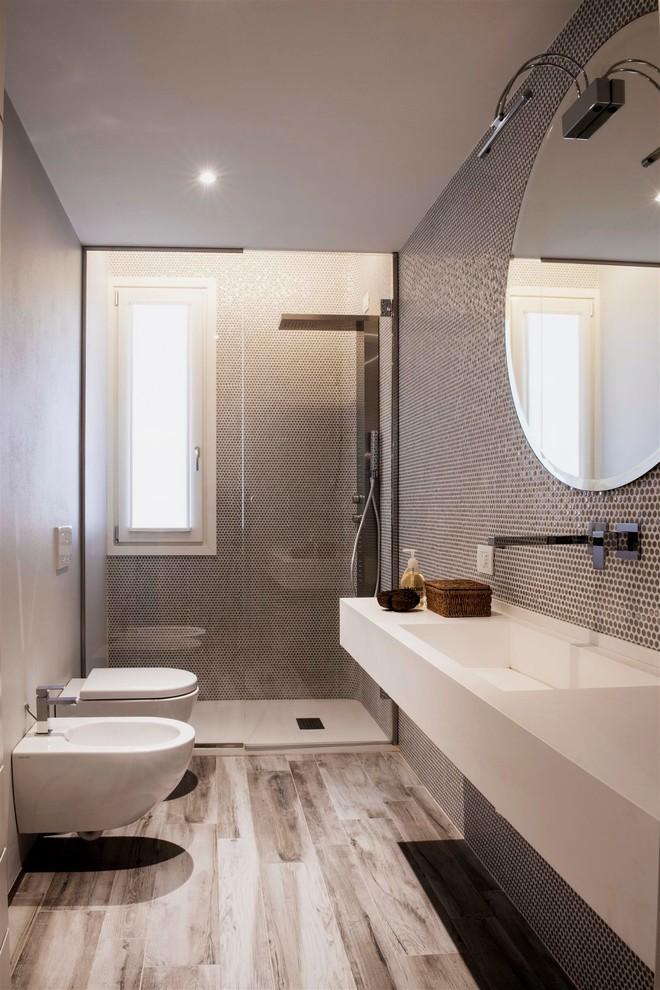 Diseño de cuarto de baño actual con lavabo integrado, ducha empotrada, sanitario de una pieza, baldosas y/o azulejos blancas y negros y ventanas