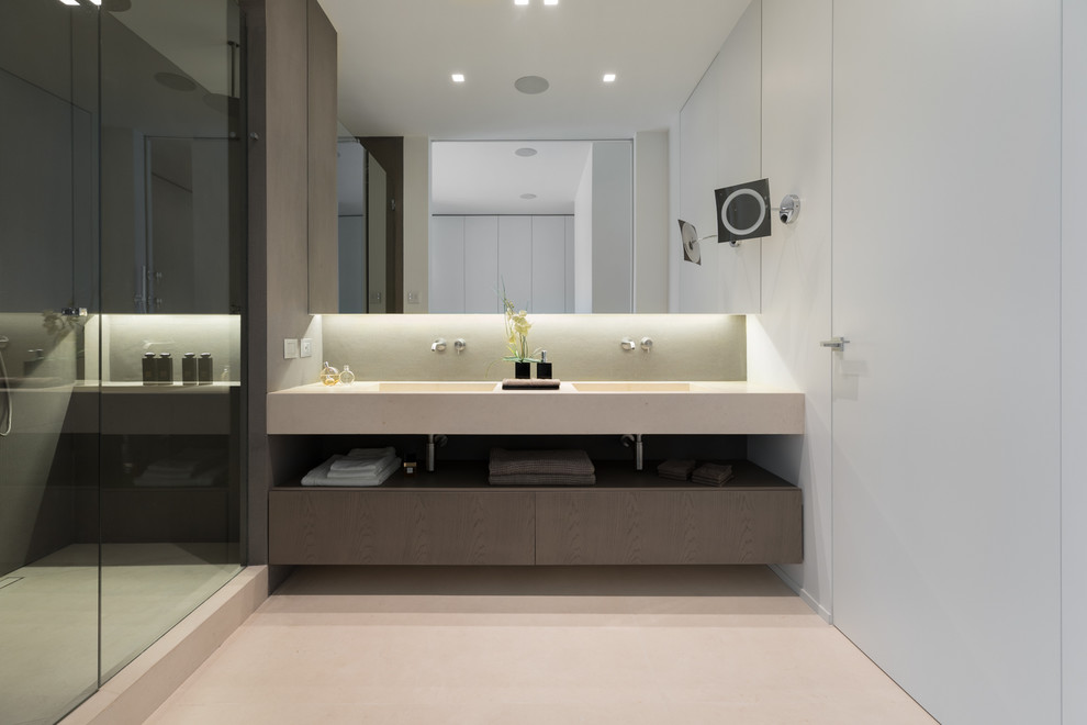 Imagen de cuarto de baño actual con armarios abiertos, paredes grises, lavabo integrado, suelo beige y encimeras beige