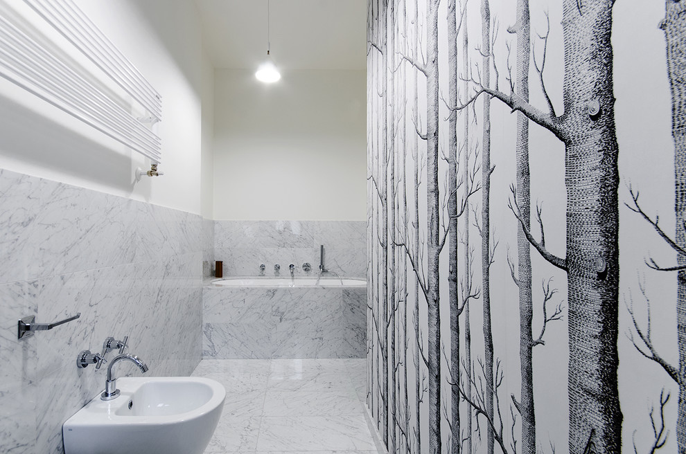 Idee per una stanza da bagno padronale minimal di medie dimensioni con vasca sottopiano, piastrelle bianche, piastrelle di marmo, pavimento in marmo e top in marmo