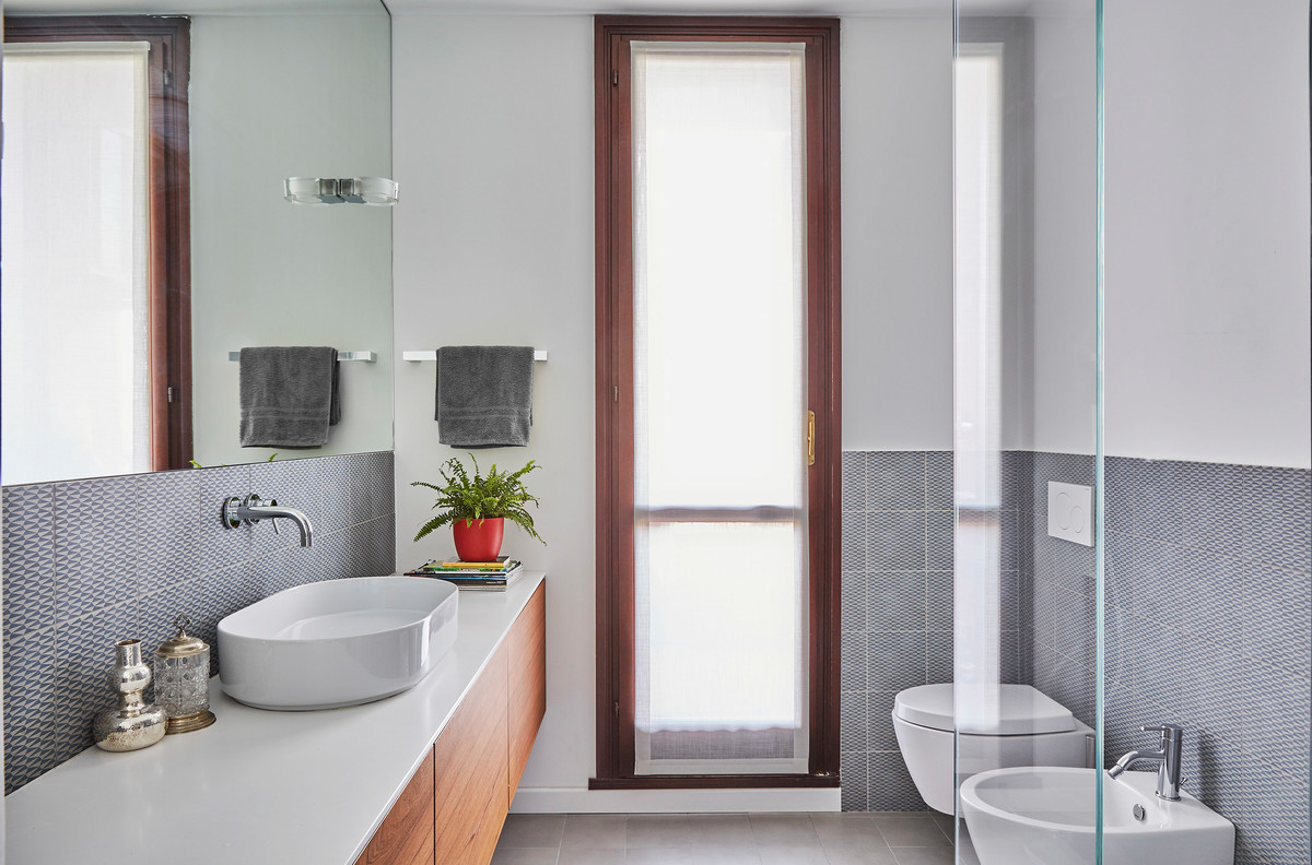 На фото: ванная комната среднего размера в современном стиле с плоскими фасадами, фасадами цвета дерева среднего тона, биде, белыми стенами, душевой кабиной и настольной раковиной