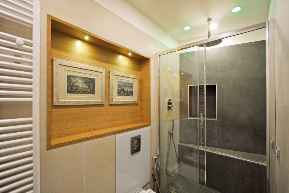 Exempel på ett litet modernt vit vitt badrum med dusch, med släta luckor, skåp i ljust trä, en dusch i en alkov, en vägghängd toalettstol, grå kakel, porslinskakel, vita väggar, klinkergolv i porslin, ett fristående handfat, träbänkskiva, grått golv och dusch med skjutdörr