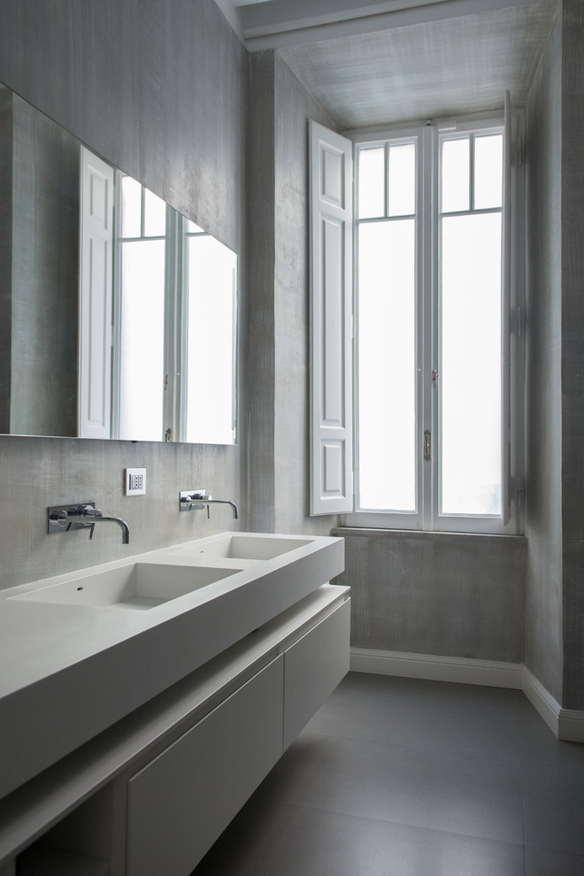 Свежая идея для дизайна: ванная комната в современном стиле с плоскими фасадами, белыми фасадами, серыми стенами, монолитной раковиной, серым полом и белой столешницей - отличное фото интерьера