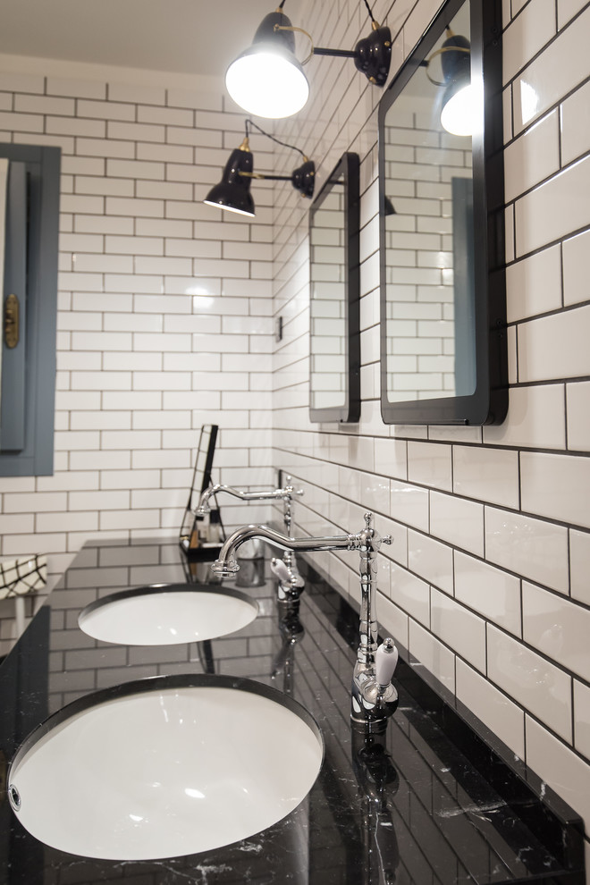 Ispirazione per una stanza da bagno con doccia shabby-chic style di medie dimensioni con ante in legno chiaro, doccia doppia, WC a due pezzi, pistrelle in bianco e nero, piastrelle in ceramica, pavimento con piastrelle in ceramica, lavabo sottopiano e top in marmo