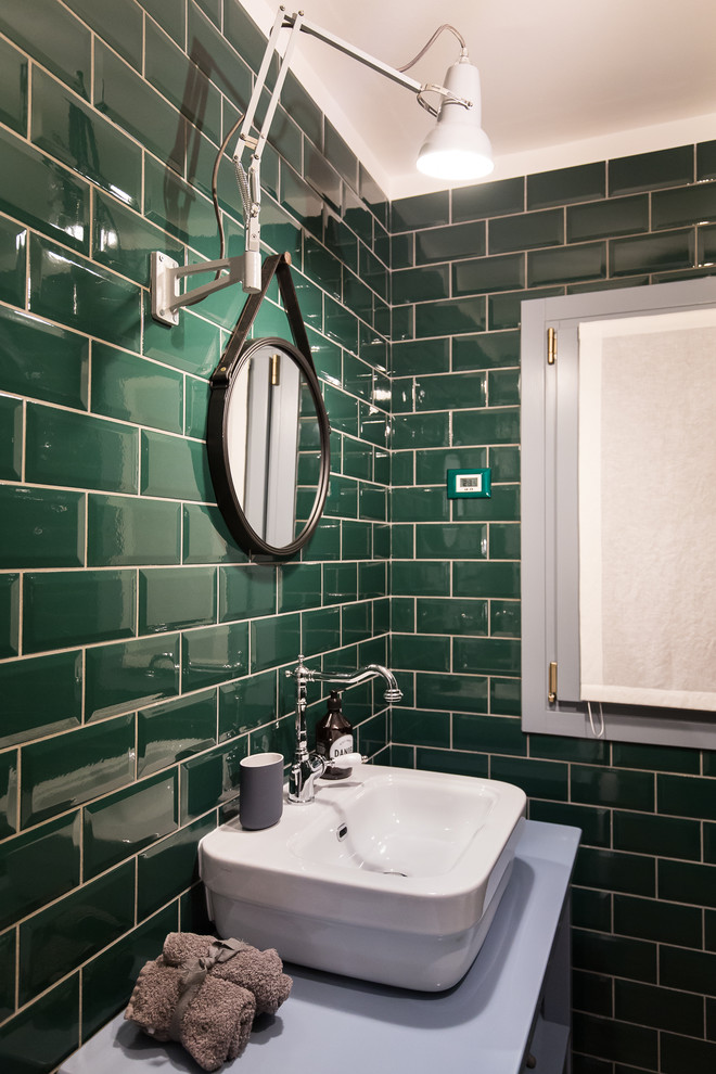 На фото: ванная комната в стиле шебби-шик с угловым душем, раздельным унитазом, зеленой плиткой, плиткой кабанчик, паркетным полом среднего тона, душевой кабиной, настольной раковиной и столешницей из дерева