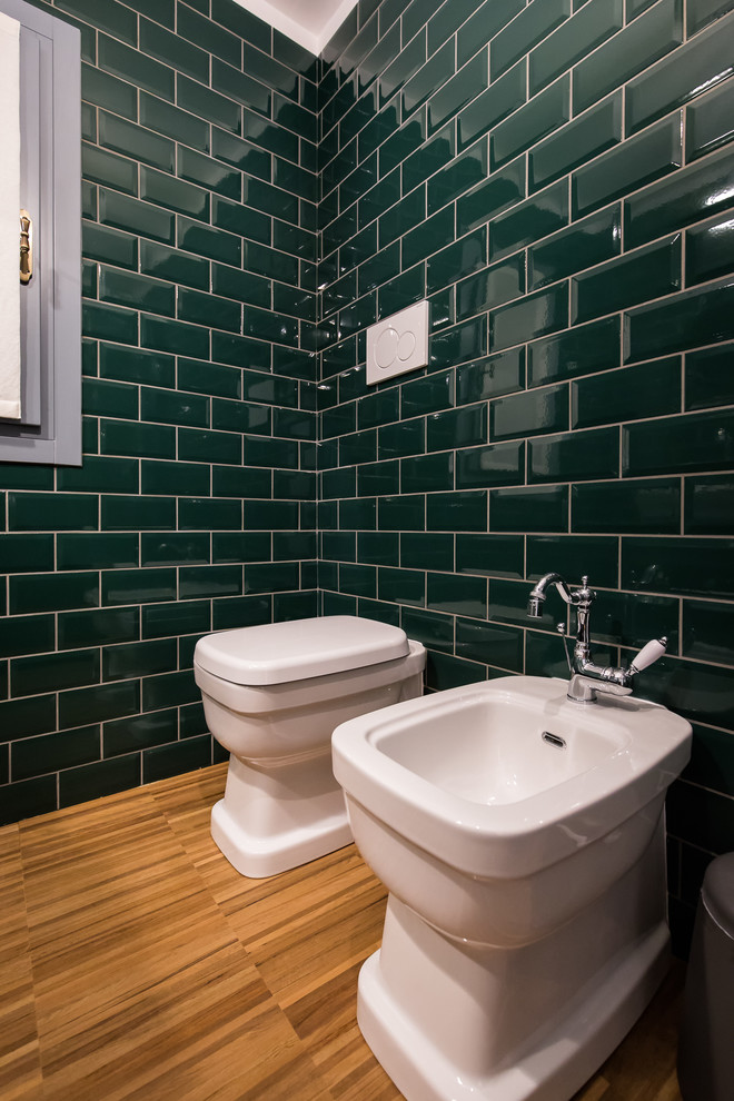 Esempio di una stanza da bagno con doccia shabby-chic style con doccia ad angolo, WC a due pezzi, piastrelle verdi, piastrelle diamantate, pavimento in legno massello medio, lavabo a bacinella e top in legno