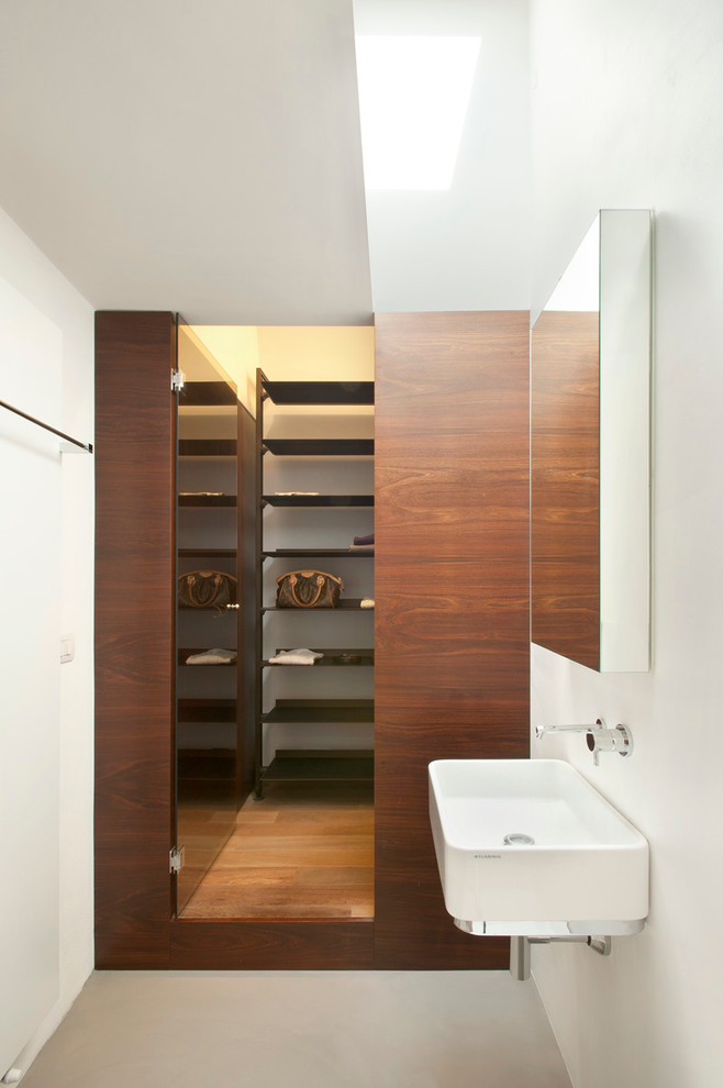 Пример оригинального дизайна: ванная комната в современном стиле с белыми стенами и подвесной раковиной