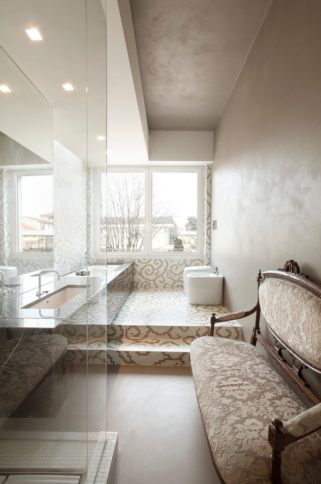 Exempel på ett modernt badrum, med en toalettstol med hel cisternkåpa och ett avlångt handfat