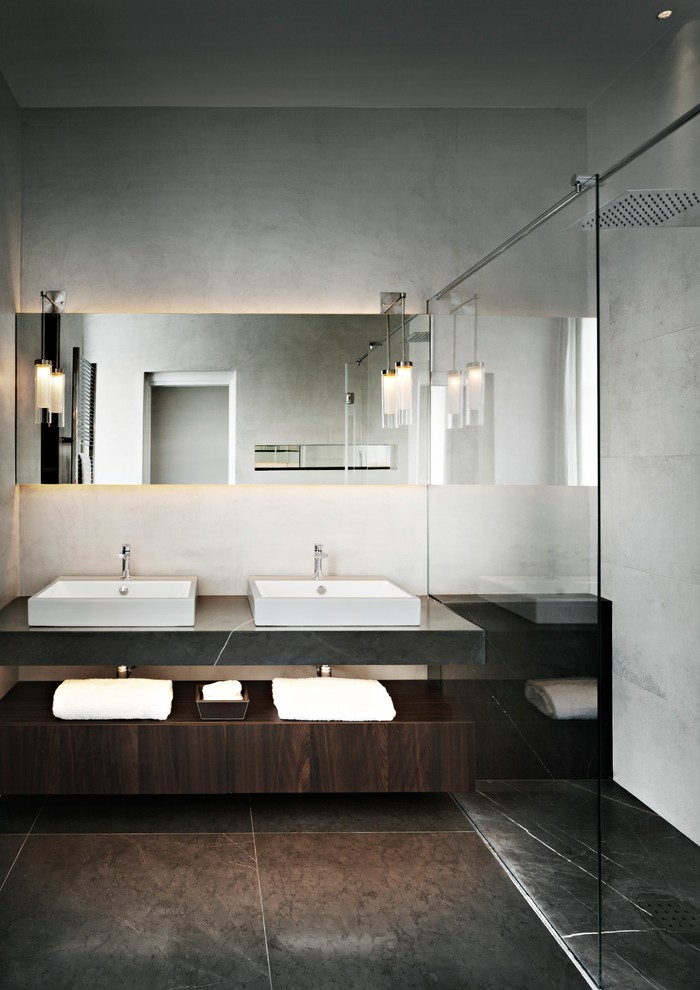 Modelo de cuarto de baño contemporáneo de tamaño medio con armarios con paneles lisos, puertas de armario de madera en tonos medios, aseo y ducha, lavabo sobreencimera y ducha abierta