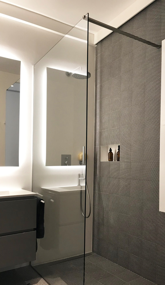 Идея дизайна: большая ванная комната в современном стиле с белыми стенами