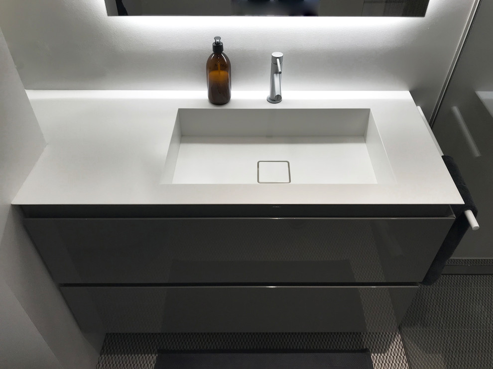 Großes Modernes Badezimmer mit weißer Wandfarbe in Mailand