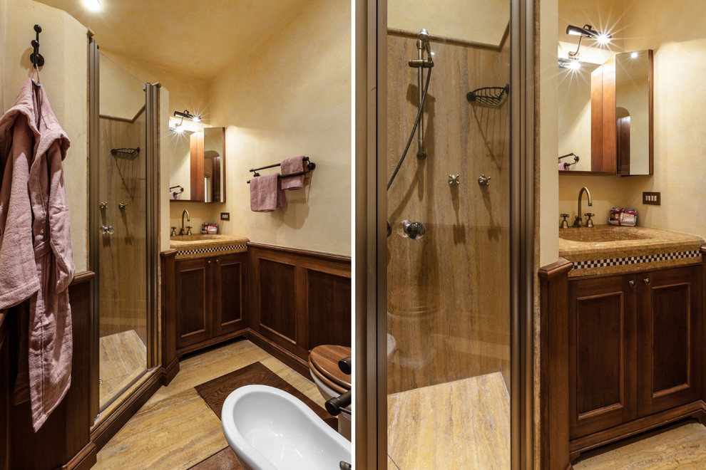 Стильный дизайн: ванная комната среднего размера в классическом стиле с фасадами с утопленной филенкой, темными деревянными фасадами, угловым душем, желтыми стенами, мраморным полом, душевой кабиной, врезной раковиной, мраморной столешницей и душем с распашными дверями - последний тренд