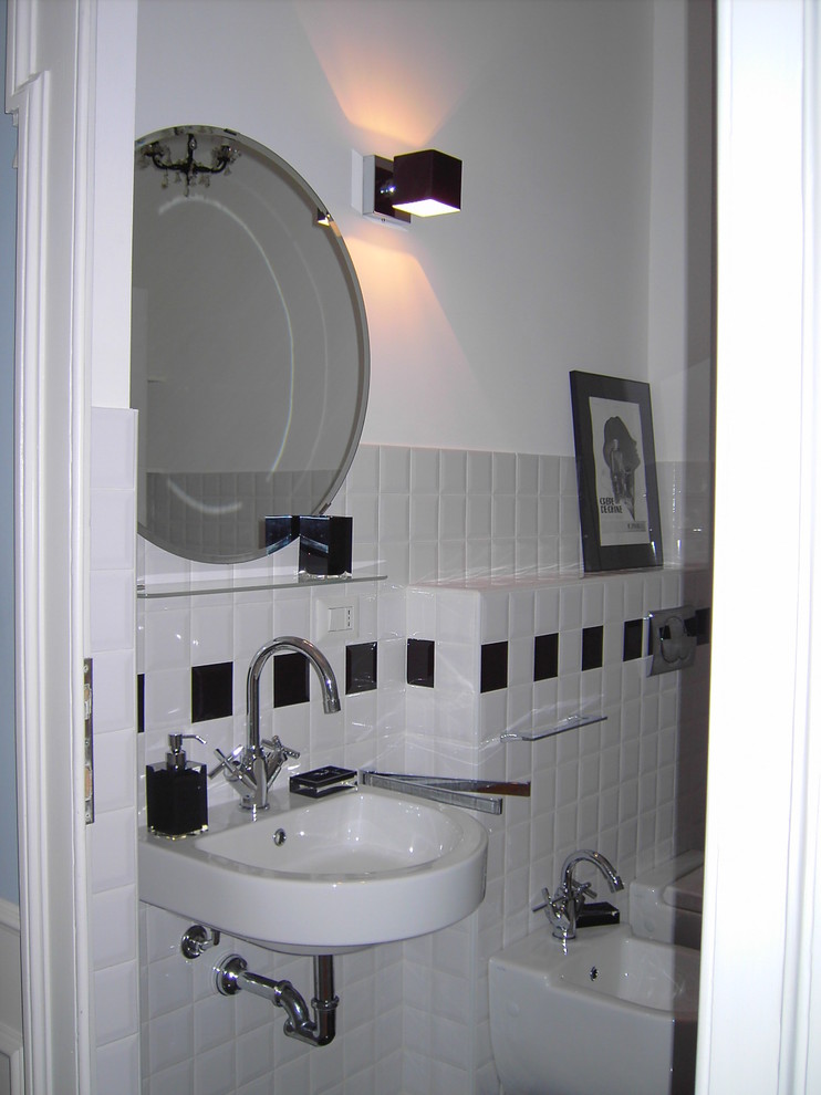 Idée de décoration pour une petite salle d'eau design avec un placard sans porte, des portes de placard blanches, une douche d'angle, WC séparés, un carrelage noir et blanc, des carreaux de céramique, un mur blanc, un sol en carrelage de céramique, un lavabo suspendu, un plan de toilette en carrelage, un sol noir, une cabine de douche à porte battante et un plan de toilette blanc.
