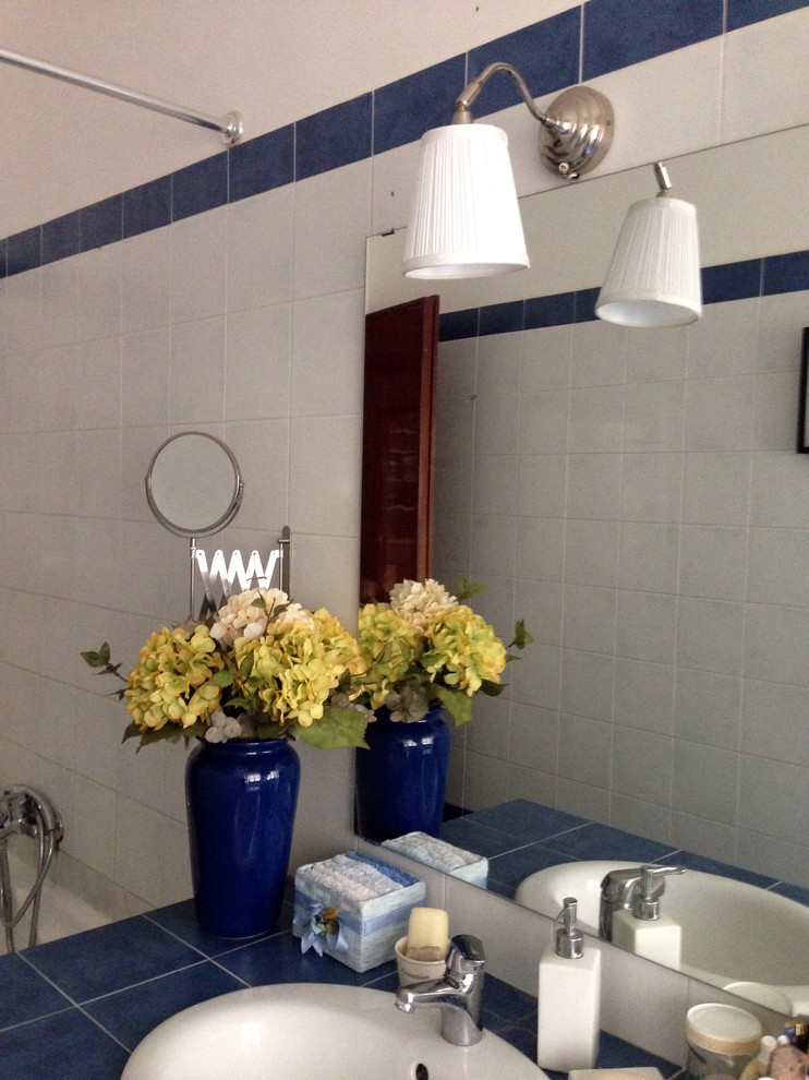 Bathroom - modern bathroom idea in Rome