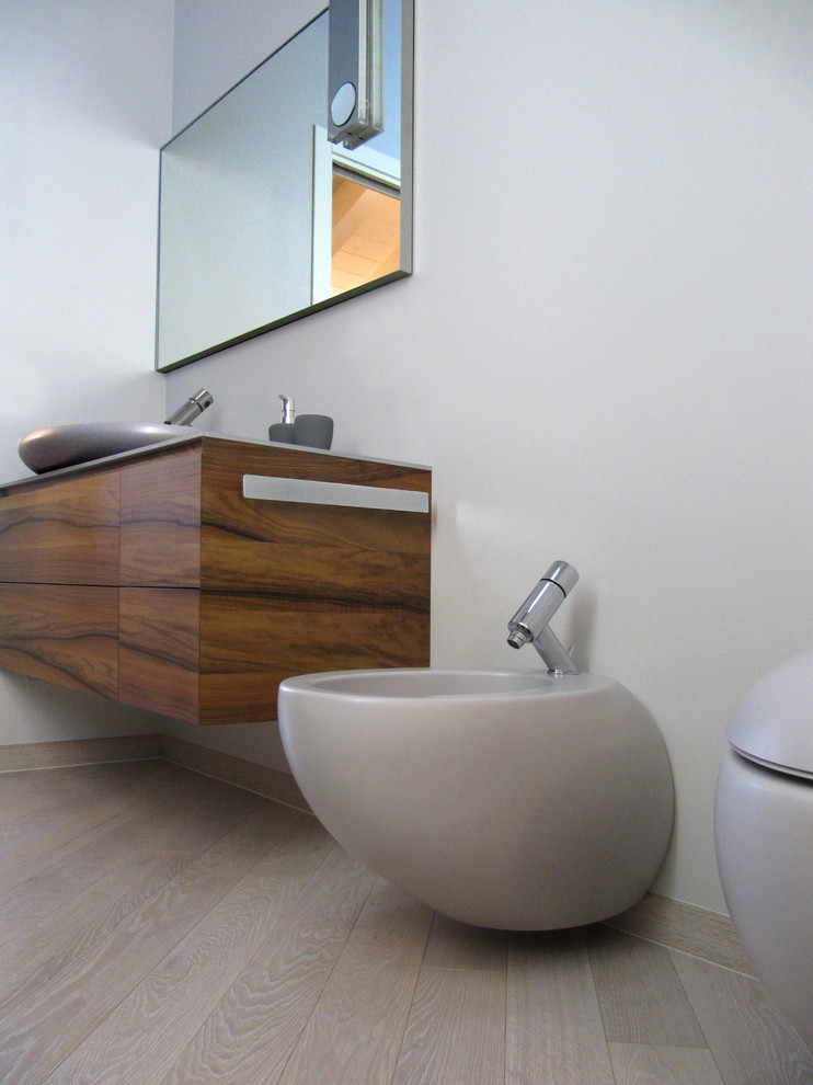 Идея дизайна: главная ванная комната в стиле модернизм с темными деревянными фасадами, душем без бортиков, серой плиткой, серыми стенами, деревянным полом, настольной раковиной и серой столешницей