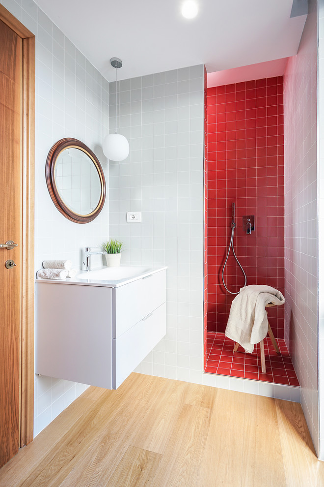 На фото: маленькая ванная комната в современном стиле с плоскими фасадами, белыми фасадами, красной плиткой, красными стенами, светлым паркетным полом, душевой кабиной, бежевым полом, открытым душем, открытым душем и подвесной раковиной для на участке и в саду с